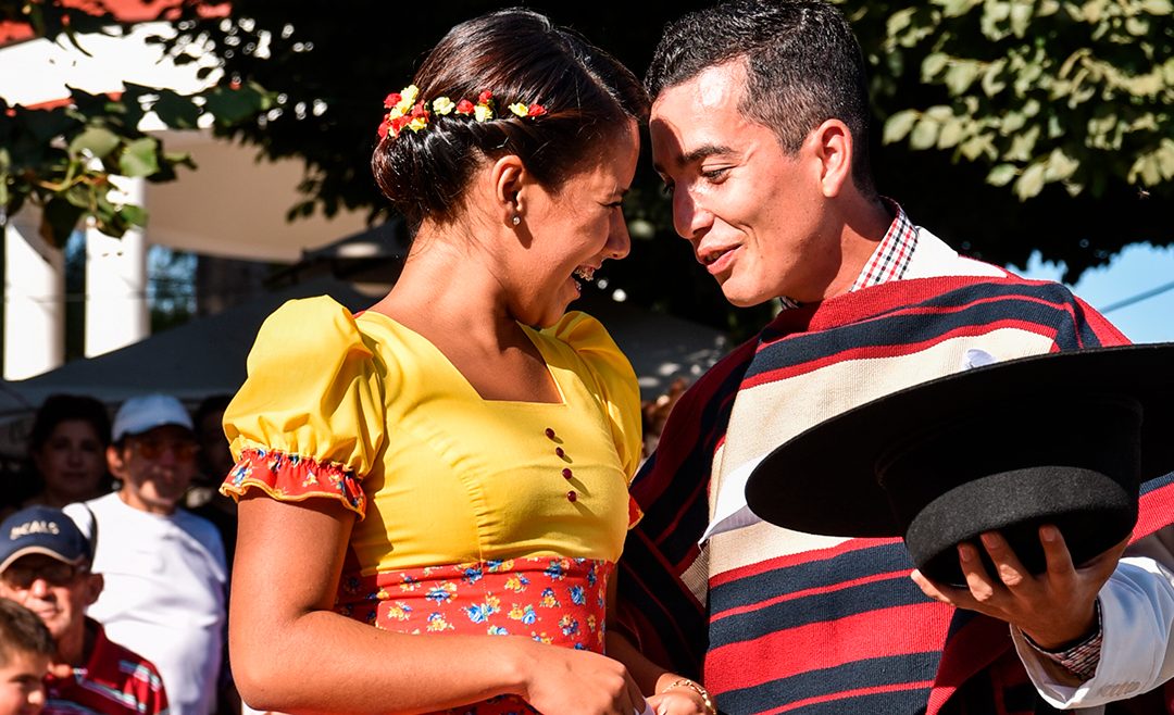 Chilenos bailando Cueca
